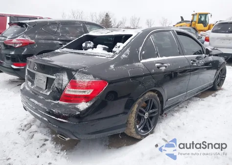 2013 Mercedes-Benz C 300 Sport 4Matic z USA, uszkodzony, nr VIN WDDGF8AB2DR291328